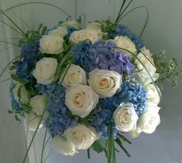 flower delivery Budapest - white roses and hydrangeas (20 stems)